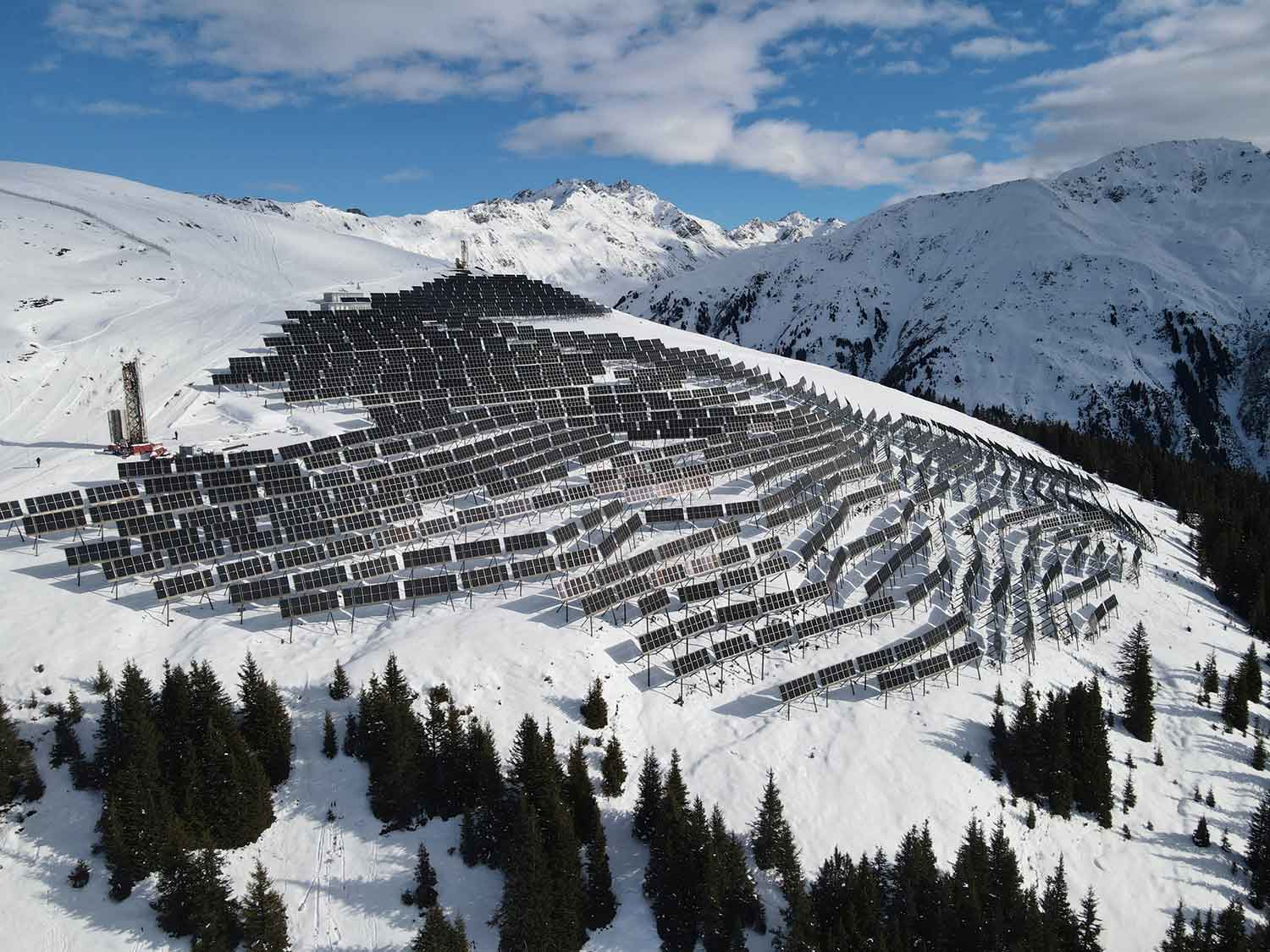 L’impianto solare Madrisa Solar, ancora in costruzione durante l’inverno 2025/2026