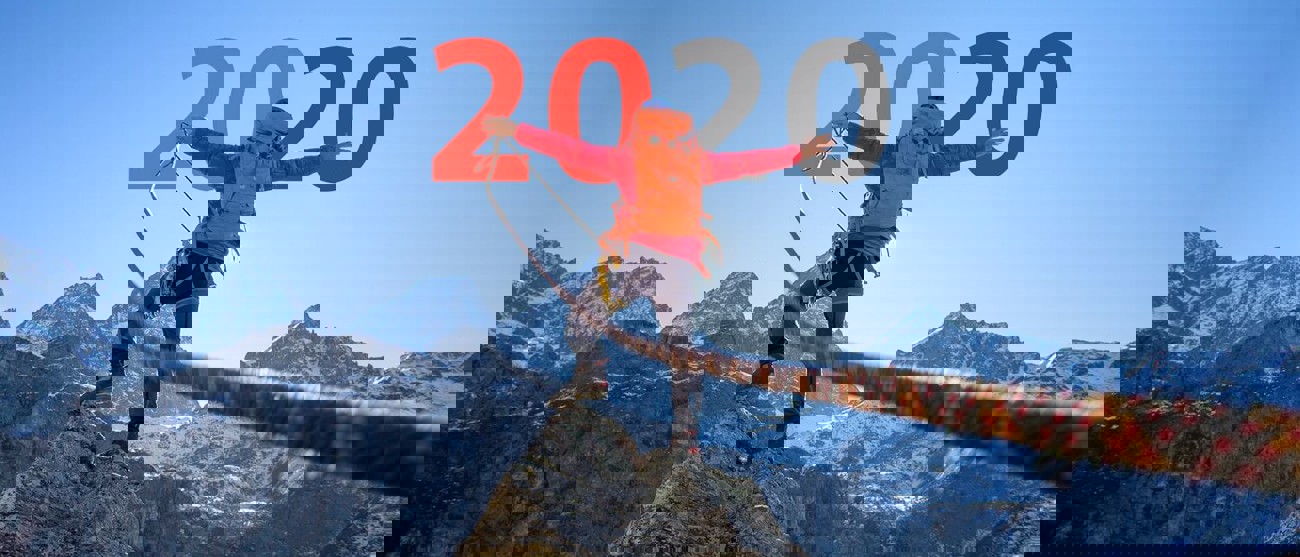Alpinista in equilibrio su una corda con “2020” – immagine simbolica del solido risultato di gruppo di Repower.