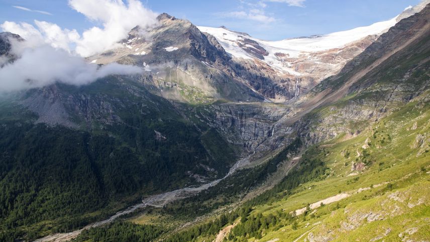 Blick auf das Puschlav mit steilen Berghängen, Gletscher und Wasserfällen oberhalb des Kraftwerks Palü.