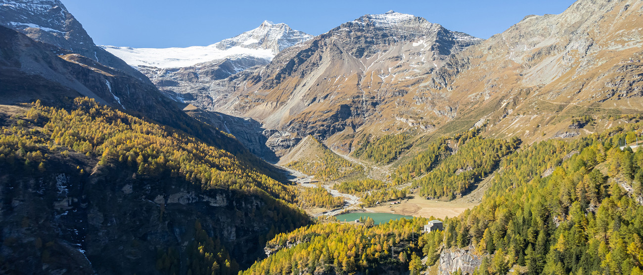 Paesaggio alpino con ghiacciaio e lago – simbolo dei progetti sostenibili del fondo ecologico di Repower.