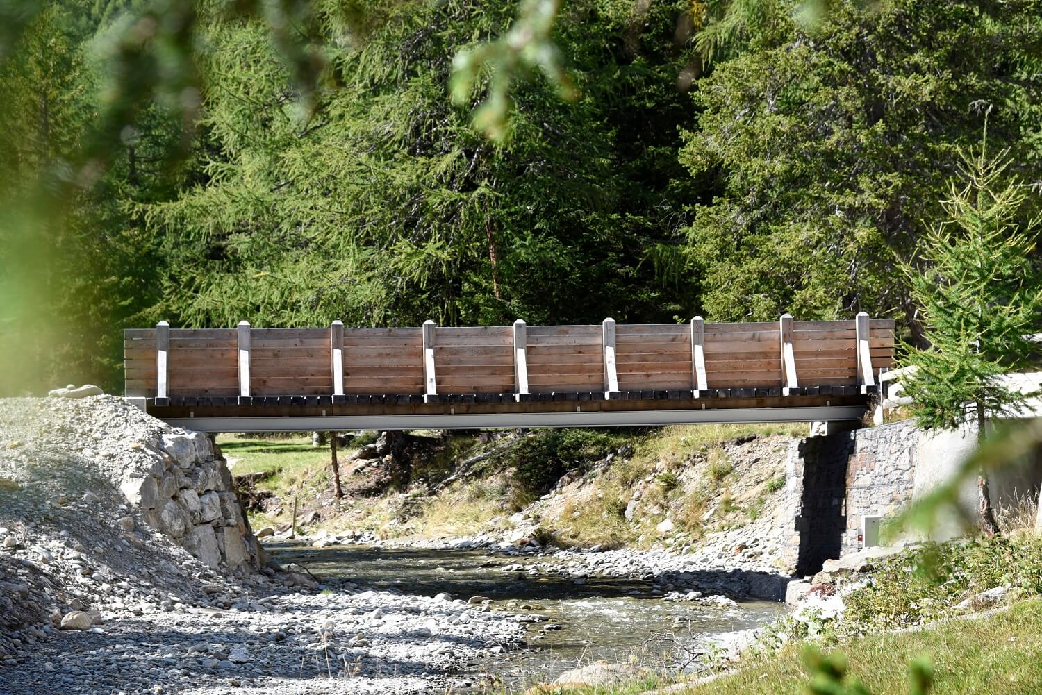 Neue Brücke als Teil der Renaturierung der Cavaglia-Hochebene