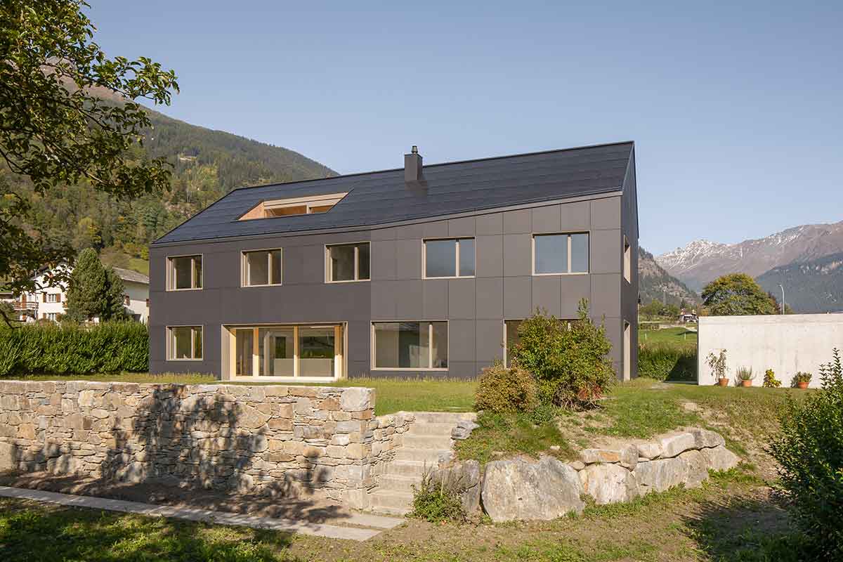 Haus in Poschiavo mit PV-Modulen an Dach und Fassade
