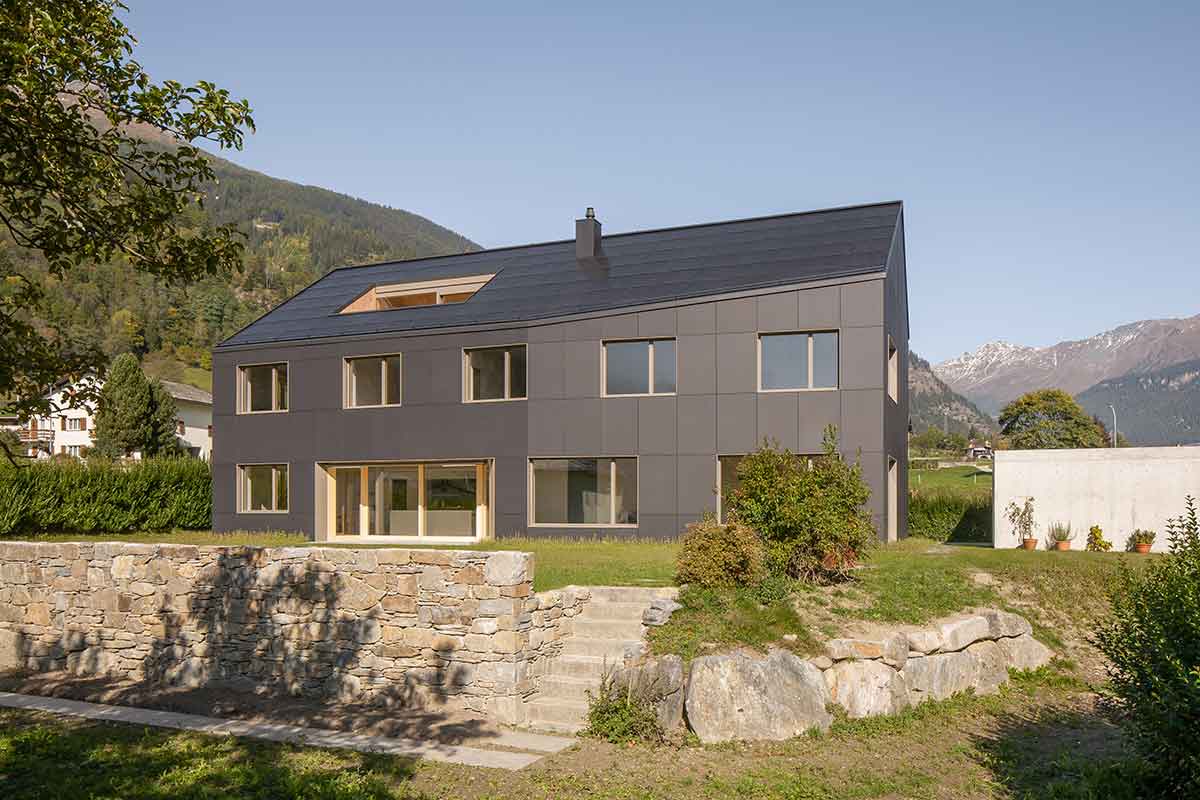 Casa a Poschiavo con moduli fotovoltaici sul tetto e sulla facciata