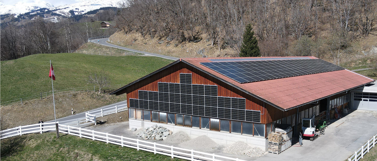 Solaranlage auf Reithalle in Siat