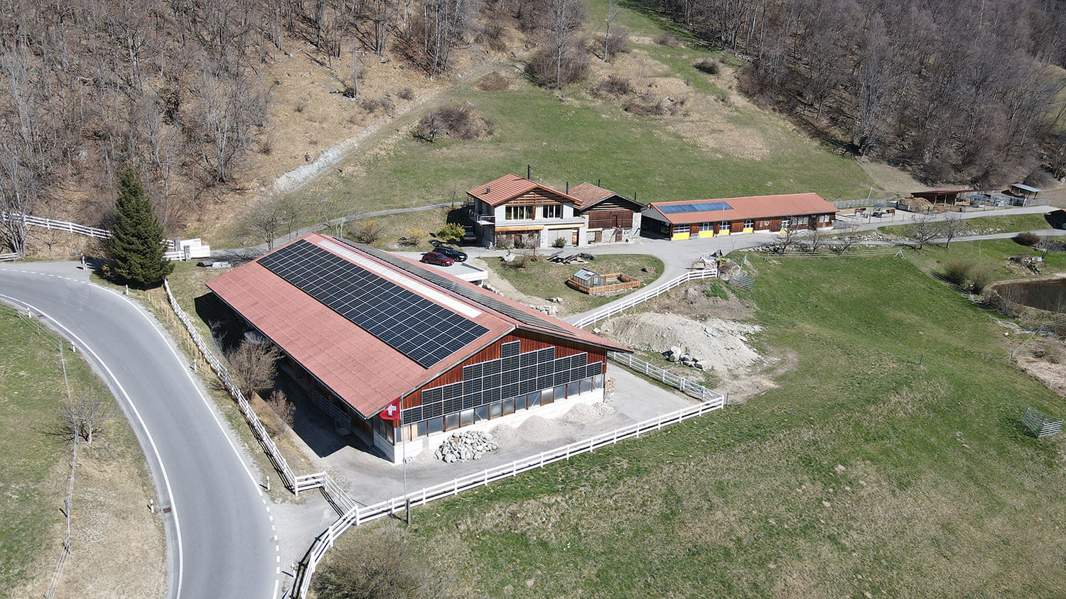 Reithalle mit Solaranlage im Bündner Oberland.